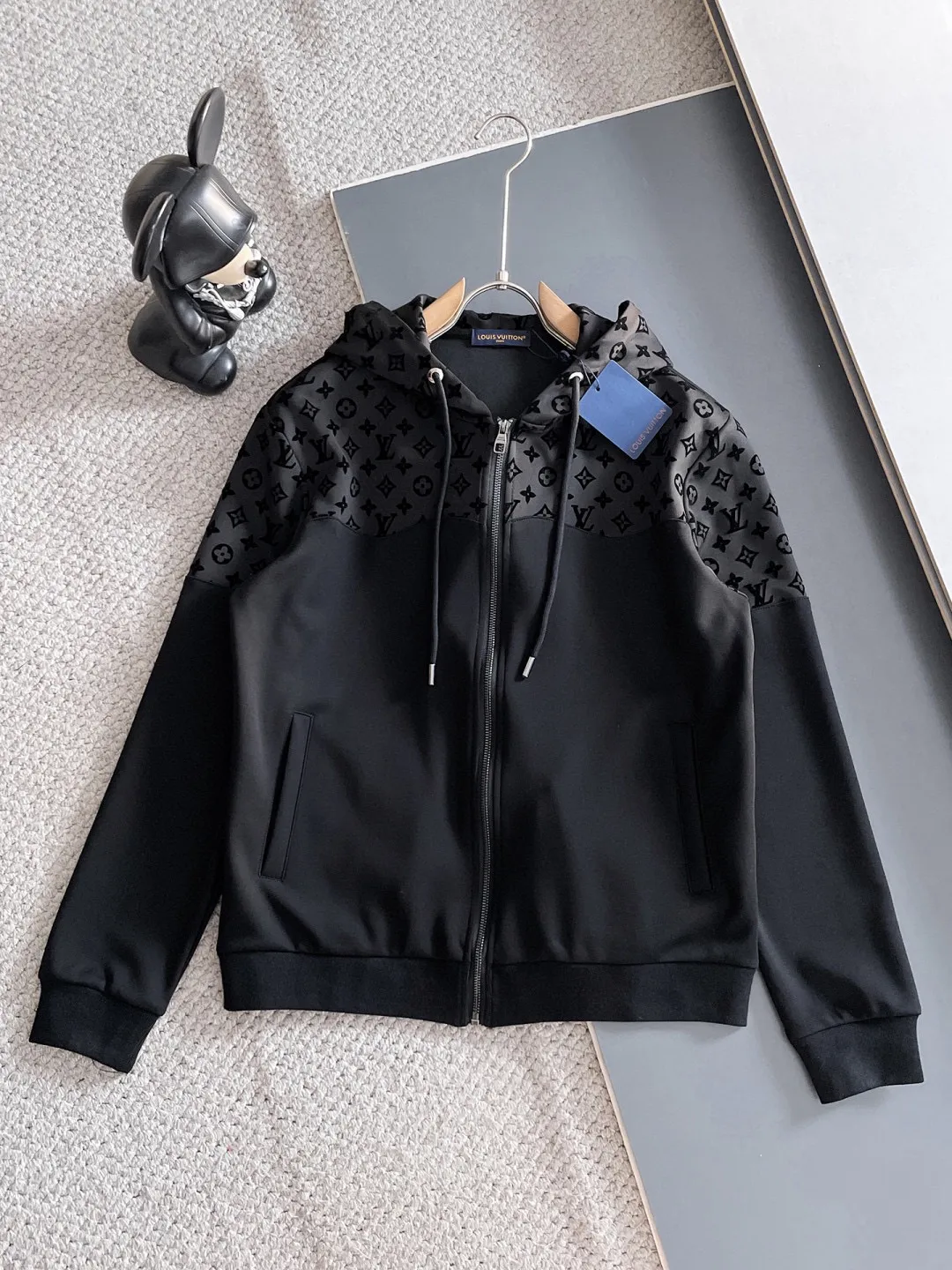 🅿️720 [LV Louis Vuitton] hot-selling suit is coming. Focus on the original version of the official website. 2025 new hot-selling cardigan and sweatshirt suit. The original order is the best. 🇭🇰The meticulous work of top designers. It has a fitting and perfect upper body effect. All-natural high-quality Tencel Roman cotton 100%, close-fitting comfort, noble and elegant! Original hardware embodies elegance and nobility! Counter size: M-3XL (maximum wear up to 190 pounds)